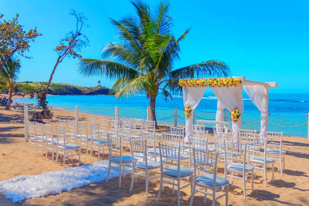 Ceremonia de boda en el gazebo frente al mar del resort Senator Puerto Plata